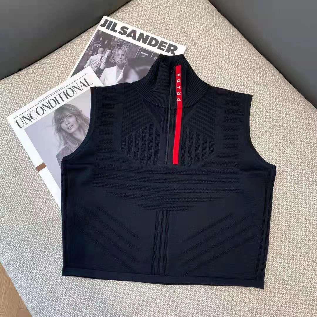Krada Black Zip Crop Top